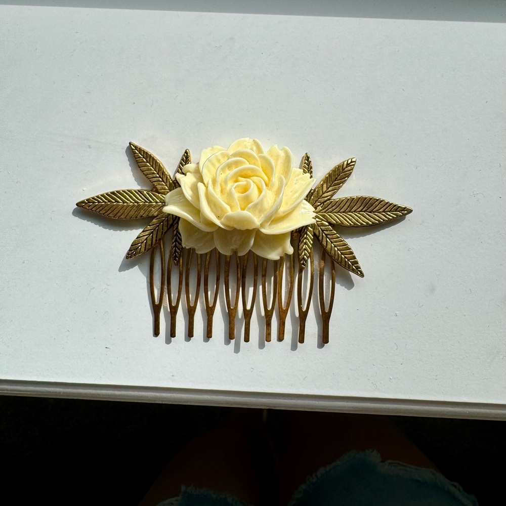 Gold flower comb